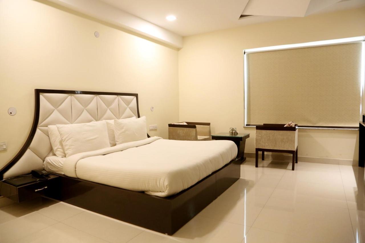 Kingdom Hotel Moga Экстерьер фото